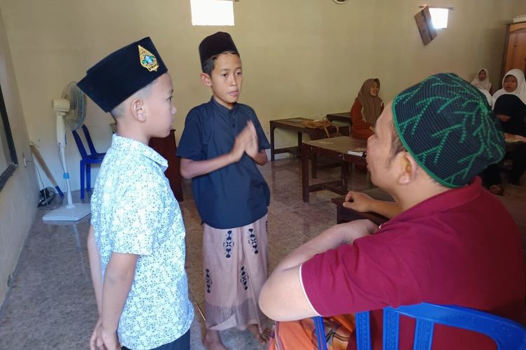 Di Lereng Pinus Ngrayun, Kang So Tak Membiarkan Anak-anak Kampung Kehilangan Kesempatan Belajar Agama