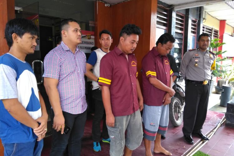 Librahim alias Gogon (33) dan Medy Sapriadi (30) saat berada di Polsek Seberang Ulu (SU) 1 Palembang