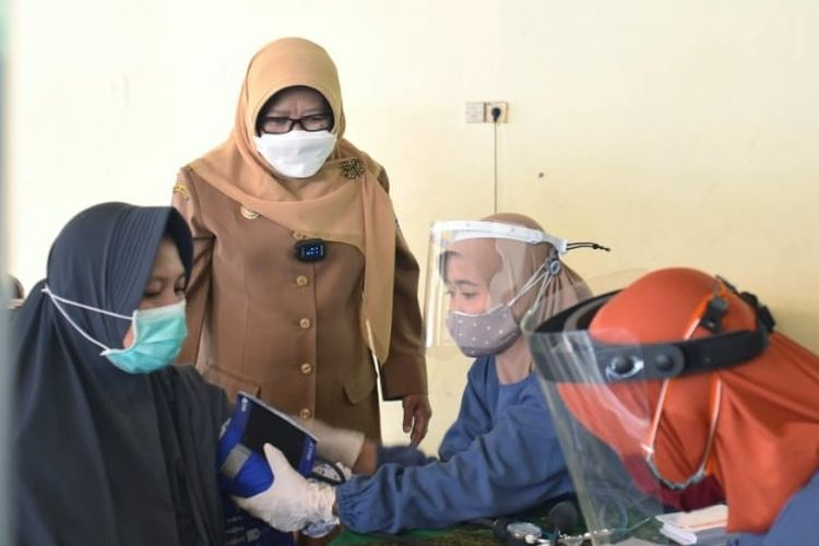 Bupati Tegal Umi Azizah meninjau pelaksanaan vaksinasi Covid-19 di Balai Desa Kabunan, Kecamatan Dukuhwaru, Selasa (3/8/2021). (Dok. Humas Pemkab. Tegal)