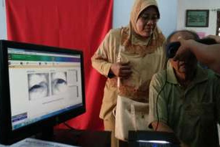 Warga melakukan rekam data untuk pembuatan E KTP di Kelurahan Banjarsari Kecamatan Glagah Kabupaten Banyuwangi Senin (5/8/2016)