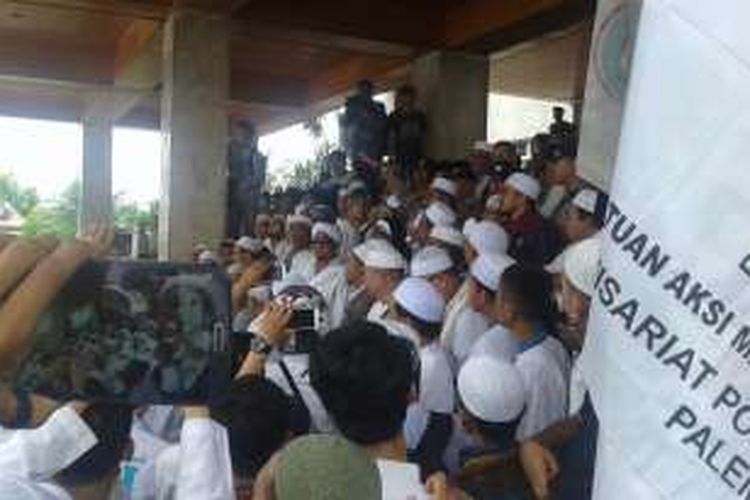Aliansi umat islam seluruh sumsel datangi kantor DPRD provinsi Sumsel tadi siang (10/14)