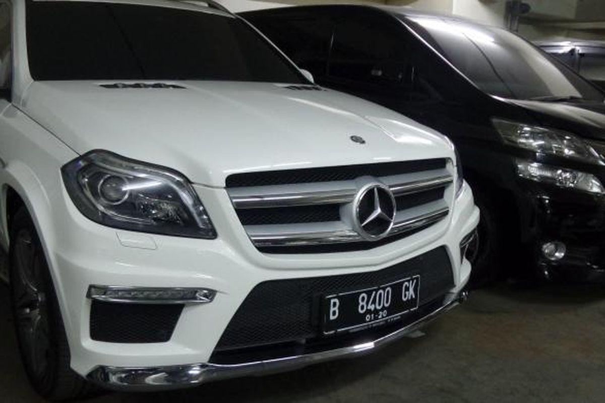 Mercedes Benz SUV milik Tubagus Chaeri Wardana. Harga mobil ini mencapai Rp 500 juta.