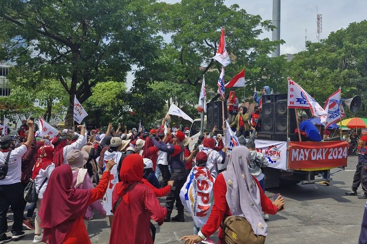 Puluhan buruh di Jawa Tengah mengawali aksi unjuk rasa di depan komplek gubernuran, Rabu (1/5/2024).