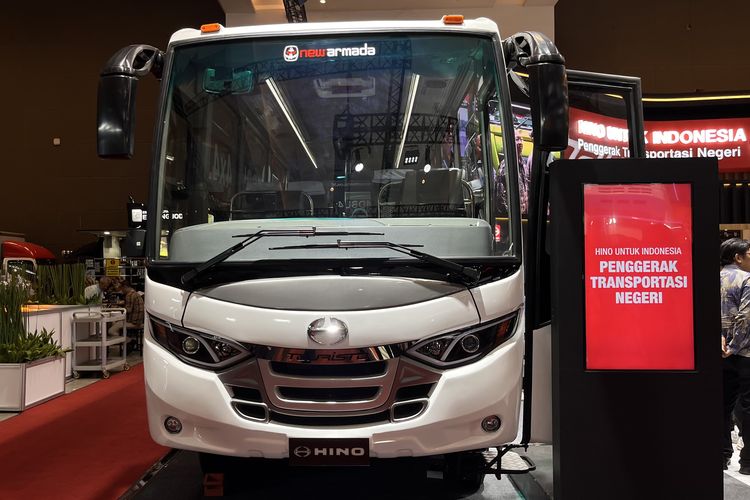 Hino Luncurkan Bus 4x4 untuk Operasional Medan Berat 