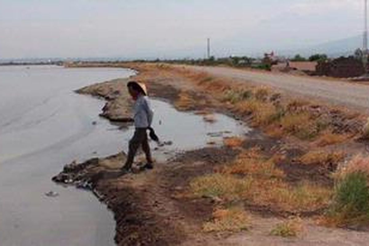 Permukaan lumpur lapindo di Porong, Kabupaten Sidoarjo, tampak mulai meninggi dan hampir meluber ke bibir tanggul, Jumat (2/11/2012). Musim hujan yang akan segera datang dikhawatirkan juga akan mempercepat lumpur meluber. Meski tanggul sudah kritis, warga korban lumpur masih menduduki tanggul sehingga lumpur tidak dapat dibuang. Warga akan tetap menduduki tanggul selama pembayaran ganti rugi belum tuntas. 