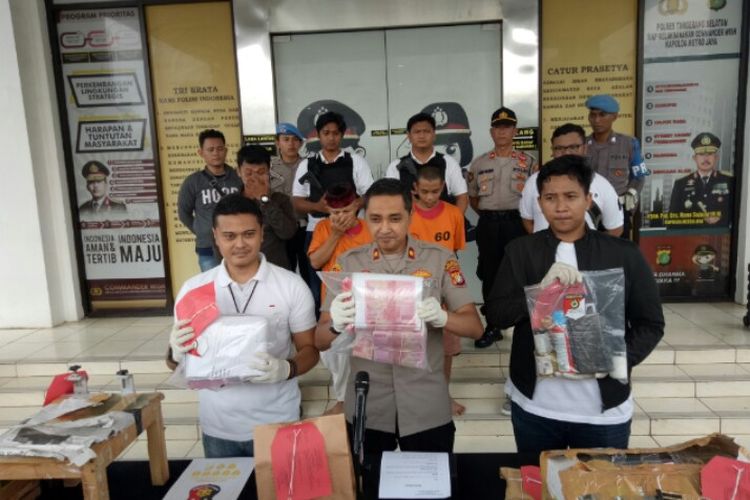 Kepolisian Tangerang Selatan menangkap Am (61) dan R (25), dua dari tiga pelaku pencetak dan pengedar uang palsu di salah satu apartemen kawasan Bintaro, Pondok Aren, Tangerang Selatan. Sementara pelaku M berhasil melarikan diri dan masih dalam pengejaran polisi.