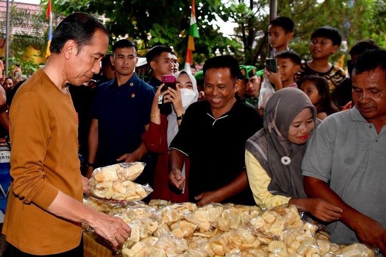 Presiden Joko Widodo saat membeli takjil berubah kerupuk kulit di Taman Semagor, Kabupaten Bungo, Provinsi Jambi, Rabu (3/4/2024). 
