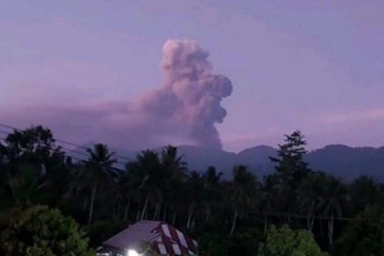 Gunung Dukono Erupsi Pagi Ini: Kolom Abu Capai 1,4 Kilometer, Warga Diimbau Waspada