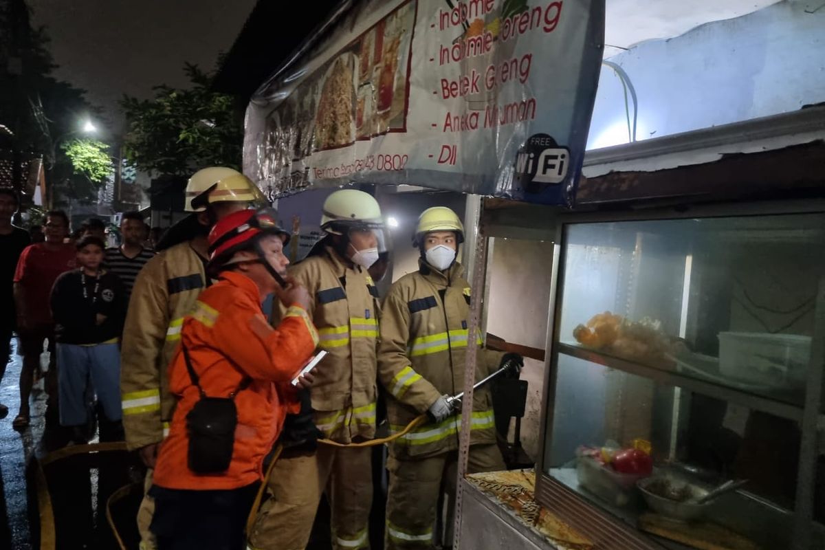 Kebakaran melanda sebuah warung makan di Jalan Masjid Darul Kairot, Kebon Pala, Makasar, Jakarta Timur, pada Rabu (20/10/2021) malam.