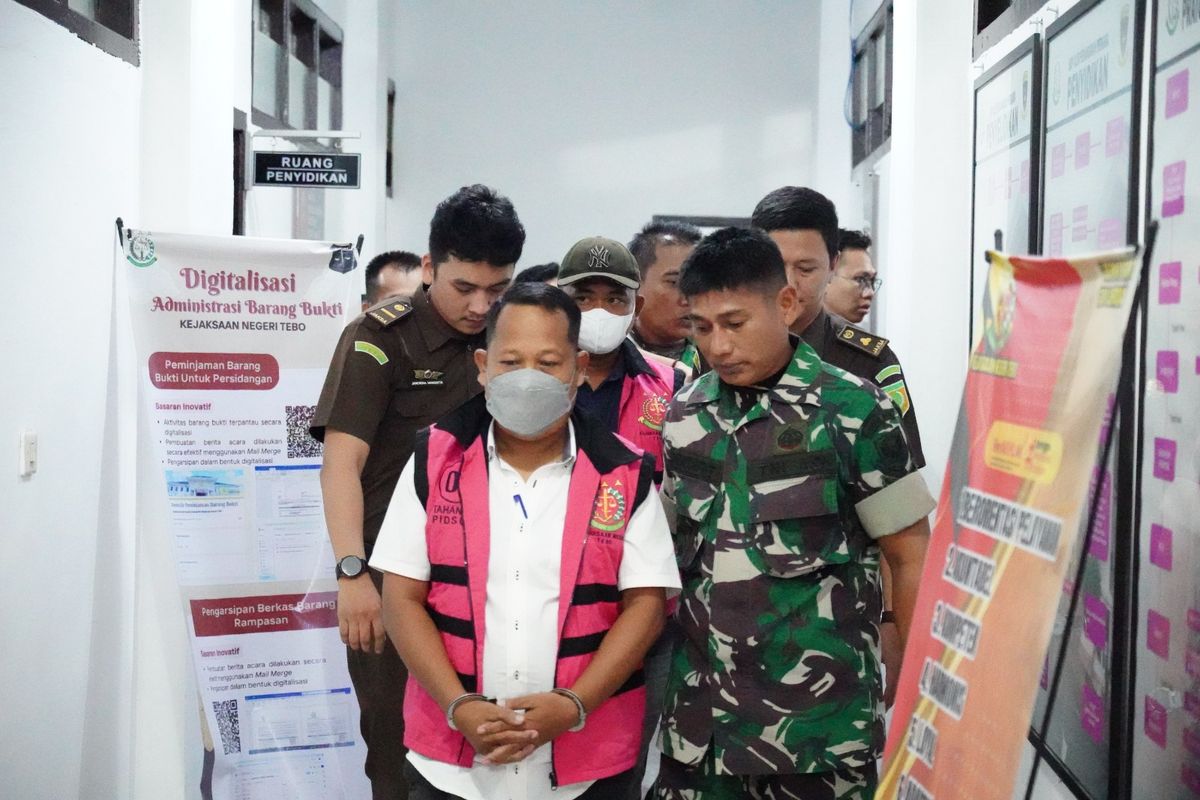 Petugas mengawal tersangka korupsi pembangunan Pasar Bungur Tebo, Jambi, Rabu (11/6/2025).