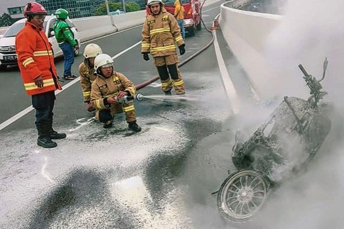 Vespa terbakar di JLNT Casablanca.