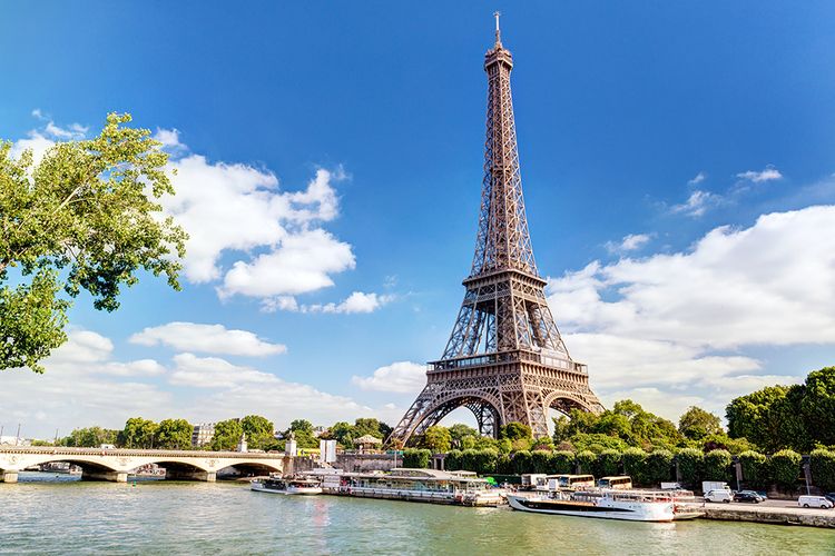 Pemandangan Sungai Seine dan Menara Eiffel di Paris, Perancis.