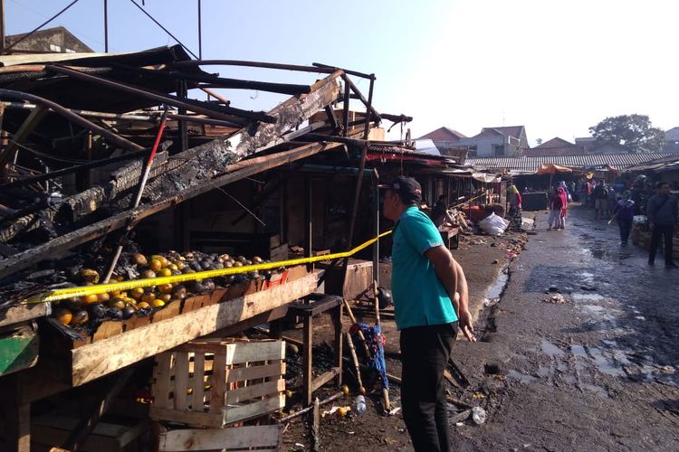 Seorang warga tengah melihat sisa kios yang terbakar di Pasar Ujungberung Bandung, Senin (10/6/2019).