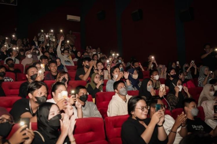 Sutradara dan pemain film Pengabdi Setan 2: Communion menggelar acara nonton bareng di bioskop Singosaren Matahari, Solo, Jawa Tengah, pada Minggu (14/8/2022).
