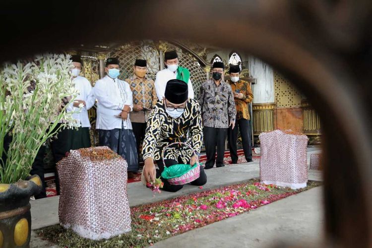Gubernur Jawa Barat Ridwan Kamil saat berziarah ke makam Syaikhona Kholil di Jawa Timur, Kamis (20/1/2022).