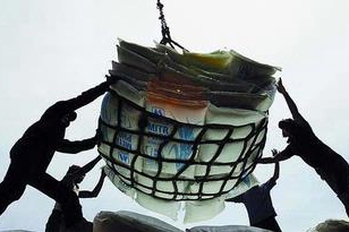 Pekerja membongkar muatan gula rafinasi impor.