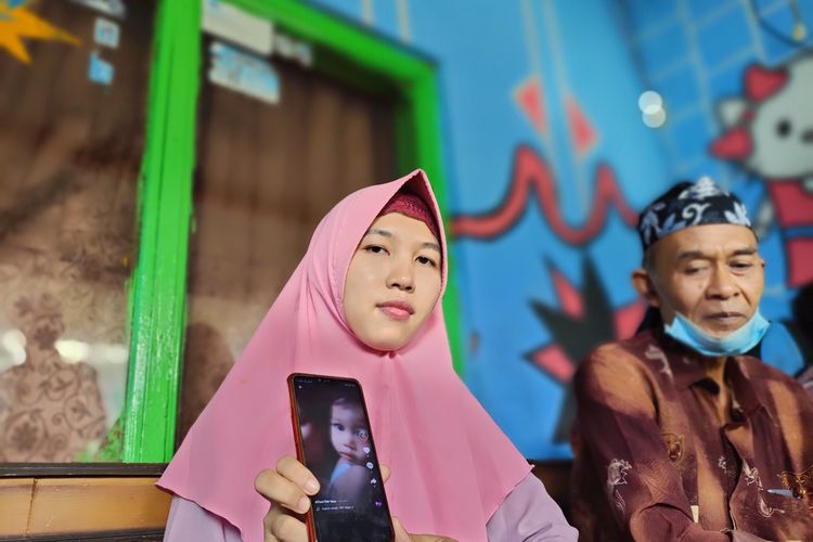 Foto-foto Trena Mustika (24), kakak kandung kembar Treni Fitri Yana (24), yang berpisah selama 20 tahun bersama ayah dan kakaknya di rumah keluarganya Kampung Cipaingeun, Kelurahan Sukamaju Kaler, Kecamatan Indihiang, Kota Tasikmalaya, Senin (19/10/2020).