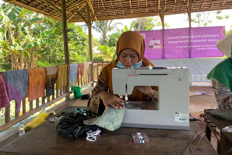 Peserta pelatihan dari BRGM yang sedang membuat hasil kerajinan