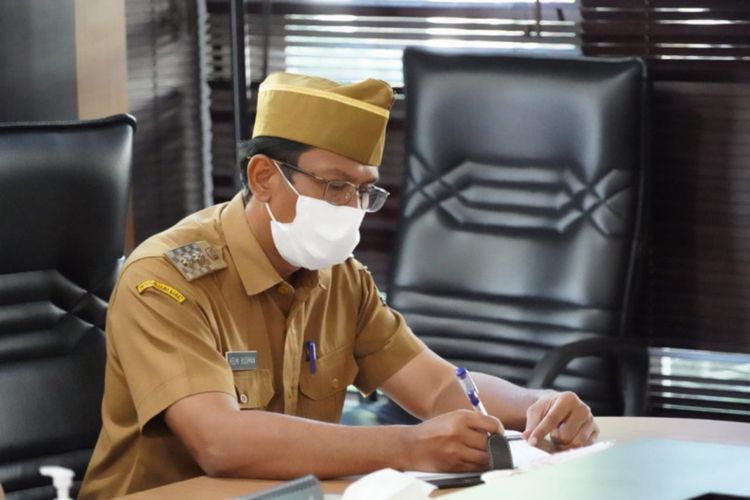 Wakil Bupati Garut dr Helmi Budiman saat mengikuti Apel pagi virtual bersama jajaran Pemkab Garut di Comand Centre Pemkab Garut, Senin (21/06/2021)