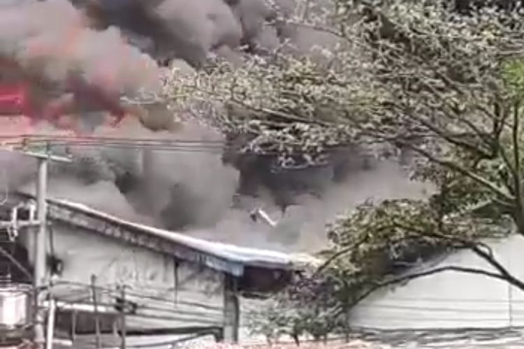 Kebakaran Pabrik Pipa Paralon di Kosambi Tangerang Terjadi Jumat (15/7/2022) Siang. Api dan Kepulan Asap Tampak Membumbung Tinggi