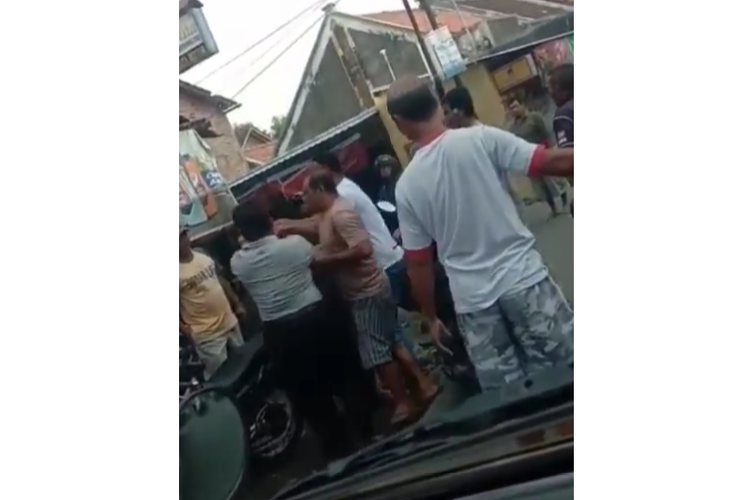 Tangkapan layar dari sebuah video yang memperlihatkan pengemudi mobil cekcok dengan pengendara sepeda motor di Klaten, Jawa Tengah.