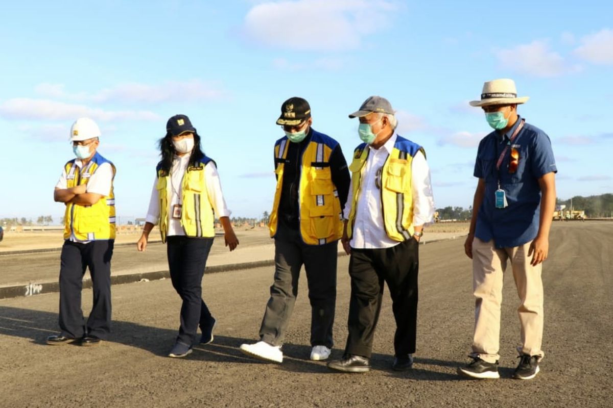 Menteri PUPR Basuki Hadimuljono meninjau pembangunan Jalan Bypass Bandara Internasional Lombok (BIL)-Kawasan Pariwisata Mandalika.