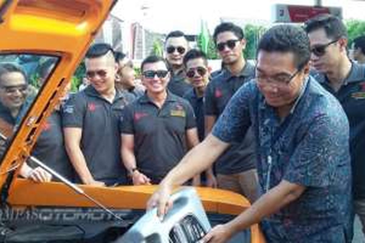 Ilustrasi pengisian Pelumas Fastron Platinum ke Lamborghini di SPBU coco di Bandung, Jumat (22/4/2016).