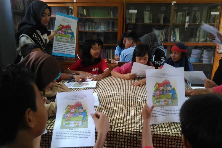 Sejumlah anak berkebutuhan khusus (ABK) yang menempuh pendidikan di SLB Negeri 2 Yogyakarta mengikuti gerakan literasi 15 menit di sekolahnya, Jalan Panembahan Senopati, Kecamatan Gondomanan, Kota Yogyakarta, Jumat (4/8/2017).