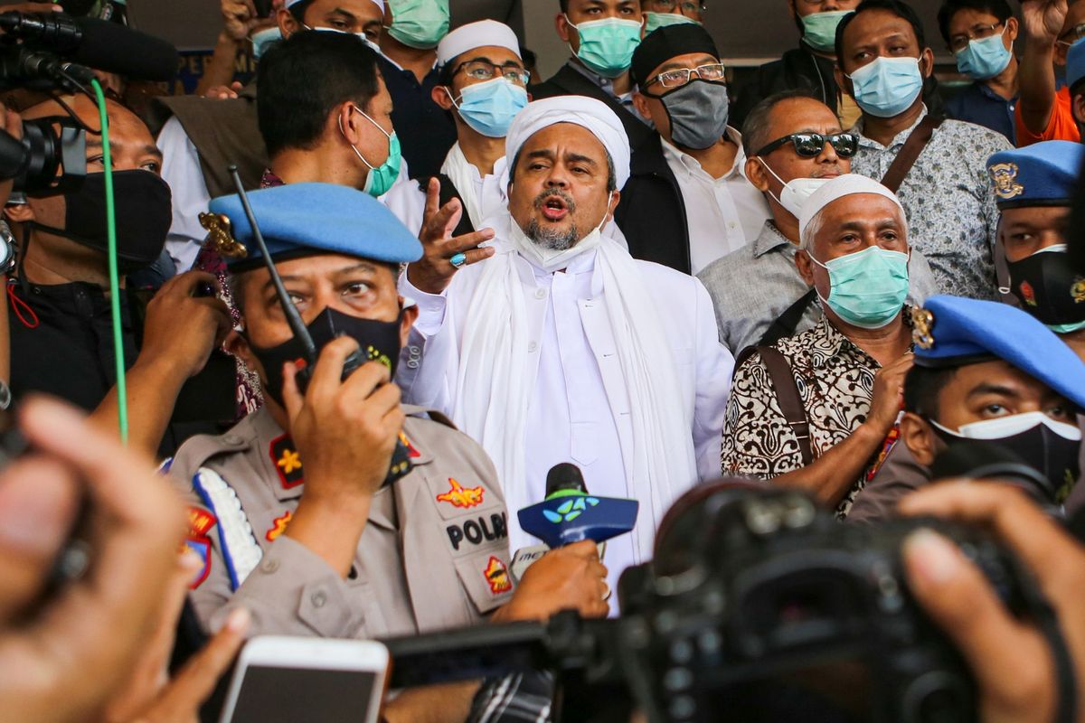 Rizieq Shihab (tengah) bersiap menjalani pemeriksaan di Mapolda Metro Jaya, Jakarta, Sabtu (12/12/2020). Rizieq Shihab tiba di Mapolda Metro Jaya untuk diperiksa sebagai tersangka kasus pelanggaran protokol kesehatan terkait kerumunan di Petamburan, Tanah Abang, Jakarta pada 14 November lalu. ANTARA FOTO/Fauzan/foc.