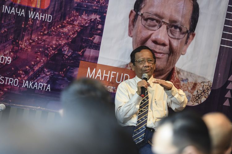 Mantan Ketua Mahkamah Konstitusi Mahfud MD memberikan pandangannya pada Bincang Millenial bersama Mahfud MD, di Jakarta, Senin (15/4/2019). Dalam acara tersebut Mahfud MD mengajak para generasi millenial menggunakan hak pilihnya pada Pemilu yang diselenggarakan 17 April mendatang. ANTARA FOTO/Muhammad Adimaja/ama.