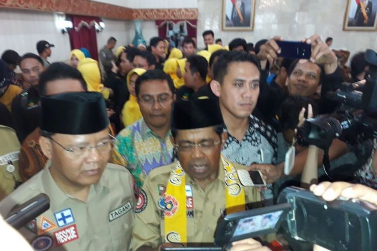 Mensos Idrus Marham didampingi Plt. Gubernur Bengkulu, Rohidin Mersyah dalam kunjungan ke Bengkulu, Jumat (11/5/2018)