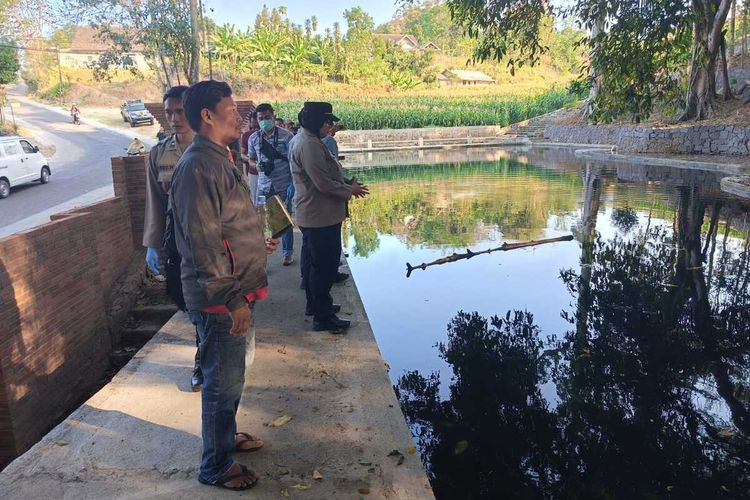 Bermain di kolam yang sedang direhabilitasi untuk dijadikan destinasi wisata kolam renang, dua bocah di Kabupaten Magetan tenggelam. Satu selamat dan satu lainnya tewas.  