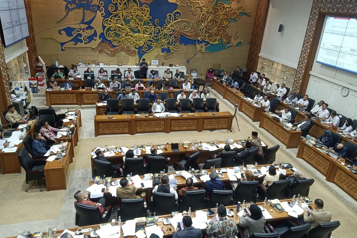 Bisakah putusan MK dibatalkan DPR? Suasana rapat kerja (raker) Baleg DPR dan Pemerintah membahas RUU Pilkada di Gedung DPR, Senayan, Jakarta, Rabu (21/8/2024).