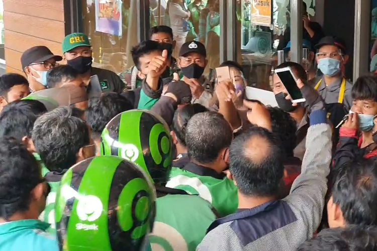 Ratusan driver ojek online berkerumun di gerai McDonald's di Jalan Sisingamangaraja, Medan, Sumatera Utara untuk membeli menu BTS Meal, Rabu (9/6/2021)