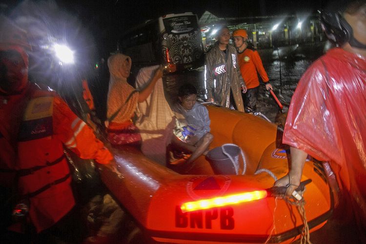 Tim SAR gabungan melakukan evakuasi warga terdampak banjir di Imogiri, Bantul, DI Yogyakarta, Minggu (17/3/2019). Hujan deras yang turun sejak Sabtu (16/3) mengakibatkan banjir dan tanah longsor di sejumlah titik Kabupaten Bantul