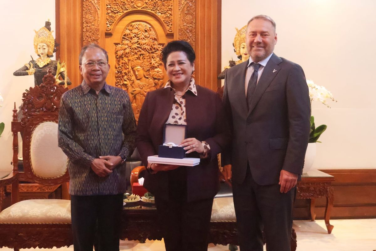 Gubernur Bali Wayan Koster bersama Ketua Parlemen Saint Petersburg Alexander Belsky dan Guru Besar sekaligus Ambassador of Science and Education Saint Petersburg State University Connie Rahakundini Bakrie dalam pertemuan di Jaya Sabha, Denpasar, Bali, Senin (8/6/2026).
