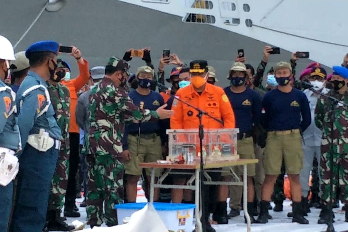 Penyerahan bagian kotak hitam Pesawat Sriwijaya Air ke KNKT di JICT II, Tanjung Priok, Selasa (12/1/2021).