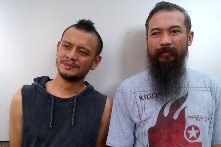 Eno (drum, kiri) dan Choki (gitar, kanan) dari band Netral berfoto bersama usai jumpa pers konser Alter Bridge Tour - Jakarta 2014, di Hard Rock Cafe, Jakarta, Jumat (7/3/2014).