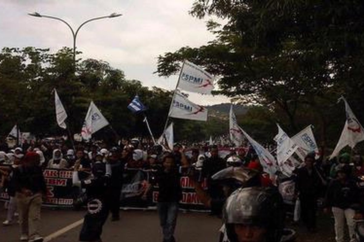 Sekitar 2.000 anggota Serikat Pekerja Metal Indonesia mulai berparade, Selasa (1/5/2012) dari kawasan industri Batamindo.