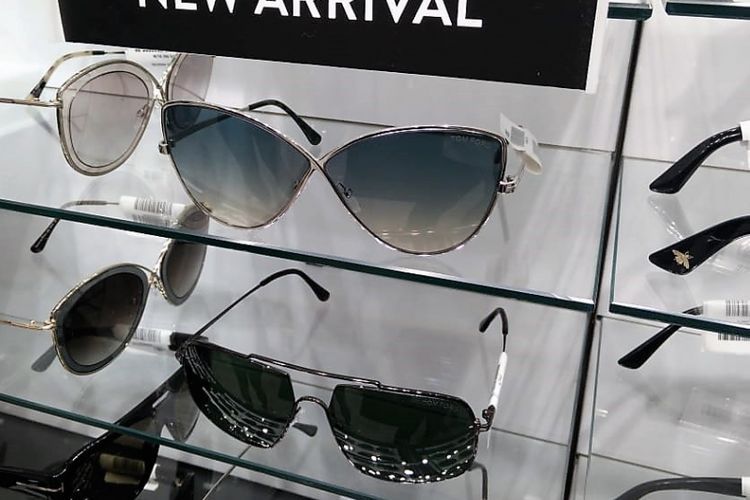 Koleksi kacamata Sunglass Hut