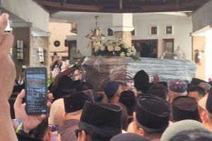 Jenazah Alex Noerdin Tiba di Rumah Duka Palembang, Tangis Keluarga dan Warga Pecah