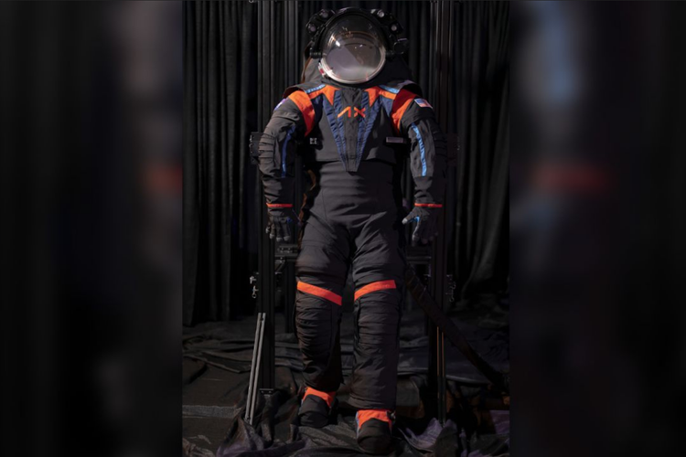 Prototipe pakaian luar angkasa baru yang akan digunakan astronot ke Bulan. Desain baju astronot ini tampak tidak biasa, karena dibuat dengan warna hitam.