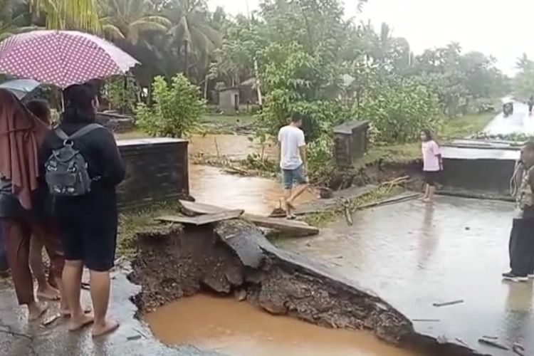 Sebuah jembatan di dusun Laala, desa Loki, kecamatan Huamual, kabupaten Seram Bagian Barat, Maluku, Kamis (9/2/2023). Ambruknya jembatan tersebut menyebabkan akses transportasi di wilayah tersebut lumpuh total