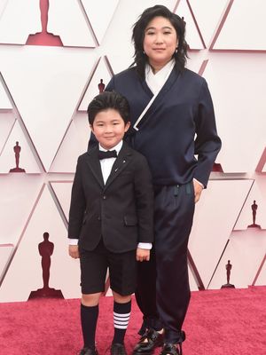 Bintang Minari Alan Kim bersama produser Christina Oh ketika tampil di karpet merah Oscar, Minggu (25/4/2021) malam, waktu Los Angeles.

