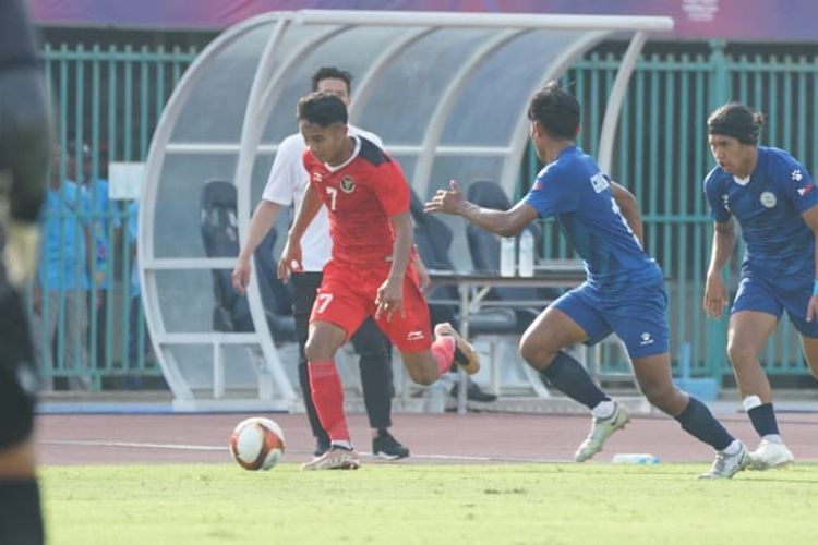 Duel timnas U22 Indonesia vs Filipina pada Grup A SEA Games 2023 berlangsung di Stadion Nasional, Pnom Penh, Kamboja, Sabtu (29/4/2023) sore WIB. Timnas U22 Indonesia membuka keunggulan pada menit ke-45 berkat gol Marselino Ferdinan yang memanfaatkan umpan Ilham Rio Fahmi.