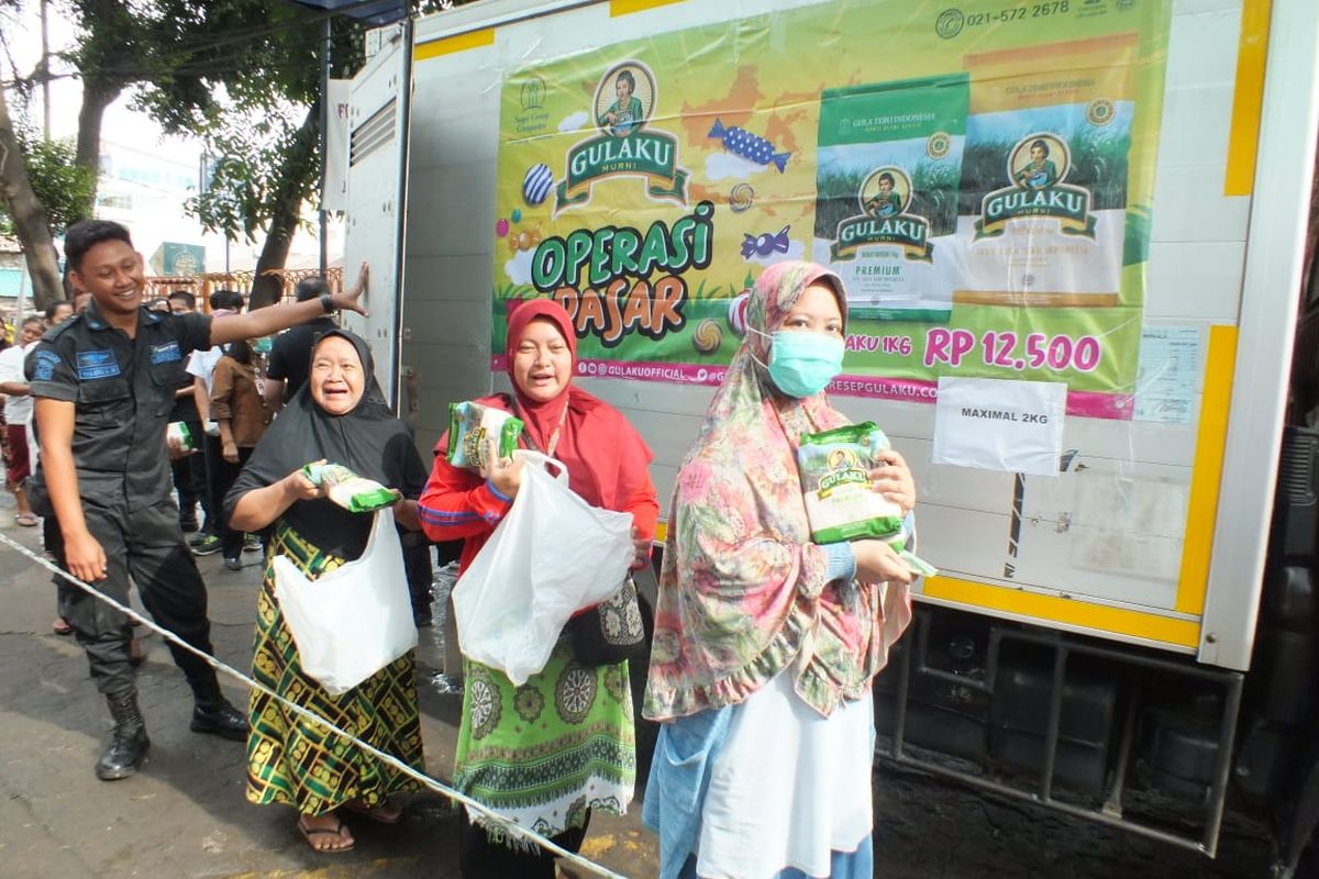 Warga mengantre untuk membeli gula pasir pada kegiatan Operasi Pasar Stok Pangan yang digelar Sugar Group Companies bersama Bulog di Pasar Palmerah, Jakarta Pusat, Jumat (20/3/2020). 