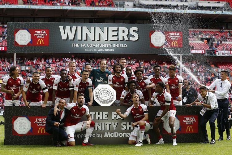Para pemain Arsenal merayakan kesuksesan meraih gelar Community Shield setelah mengalahkan Chelsea 4-1 melalui adu penalti di Stadion Wembley, London, Minggu (6/8/2017). Adu penalti dilakukan setelah duel 90 menit berakhir imbang 1-1.
