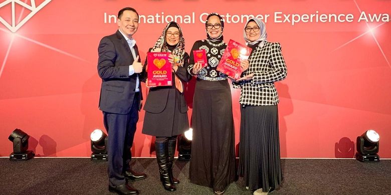 Kiri ke kanan: Vice President IT Digital Enablement Telkomsel Rudy Jayadi, Assistant Vice President CX Performance & Measurement Susanti Rachman, Project Director Customer Experience Transformation TelkomGroup Sri Safitri, dan Vice President Business Solution Management Telkomsel Hastining Bagyo Astuti usai menerima penghargaan International Customer Experience (CX) Awards 2019 di Amsterdam, Kamis (21/11).