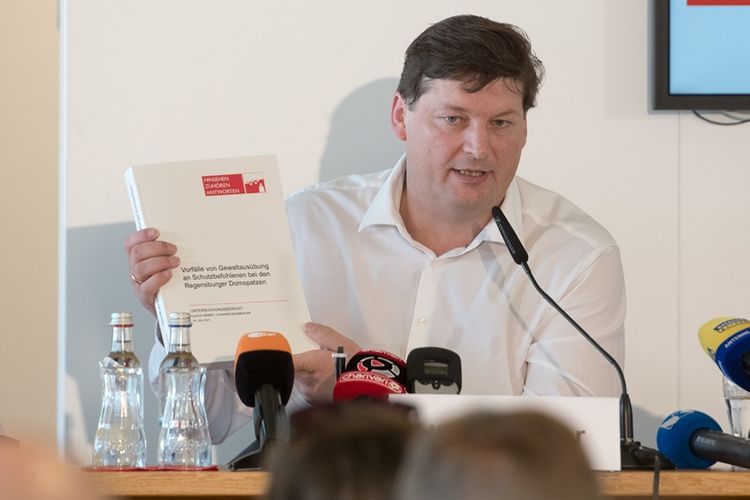 Pengacara Ulrich Weber membeberkan hasil penyelidikannya terkait pelecehan seksual terhadap anak-anak anggota paduan suara Regensburger Domspatzen dalam kurun waktu 1945-1990-an.