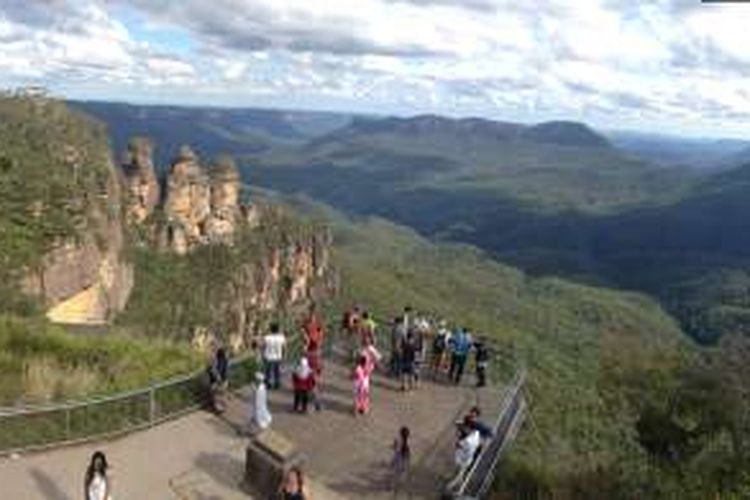 Three Sisters, tiga pilar batu di kawasan Taman Nasional Blue Mountain, Katoomba, New South Wales, Australia. Ketiga pilar batu itu berdiri di sisi lembah Jamison yang konon kedalamannya mencapai satu kilometer.